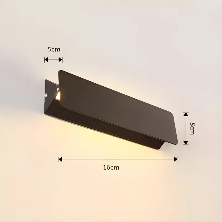 Applique murale LED rectangulaire noire ajustable de 16 cm, lumière blanc chaud 3000K, par Luminaire Essenza.