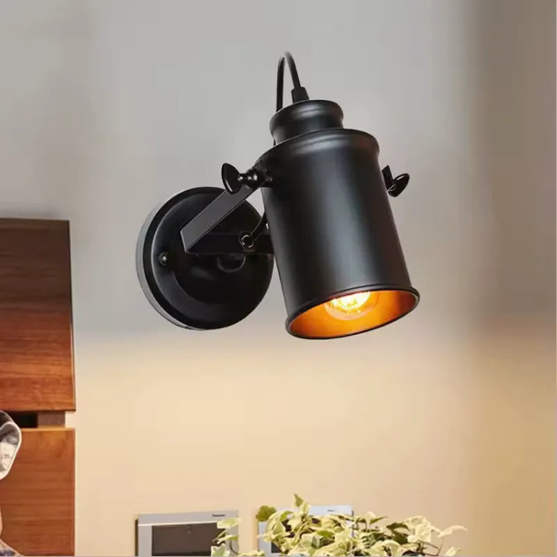 Applique murale rétro orientable en métal vieilli noir, sans ampoule, par Luminaire Essenza, design vintage et moderne.