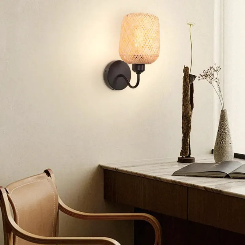 Applique murale en rotin et bambou de style vintage industriel, luminaire Essenza pour décoration intérieure chaleureuse.