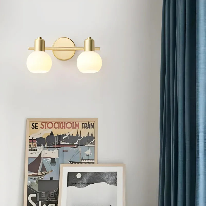Applique murale salle de bain LED rotative en métal et verre, design moderne, éclairage efficace pour espace humide.