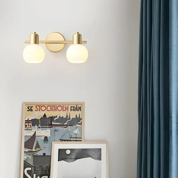 Applique murale salle de bain LED rotative en métal et verre, design moderne, éclairage efficace pour espace humide.