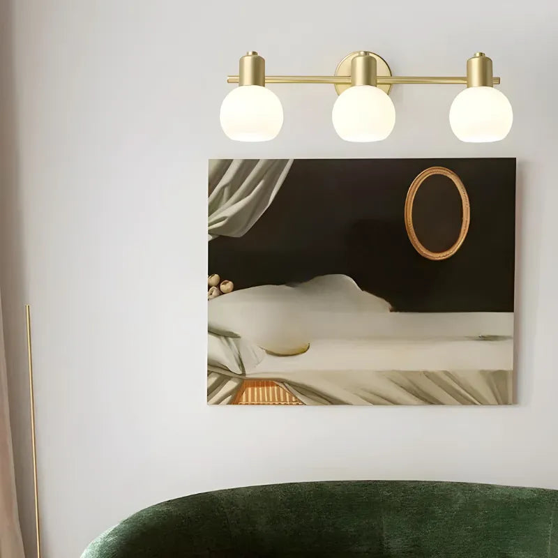 Applique murale salle de bain LED rotative en métal et verre, design moderne, éclairage efficace, finition élégante.