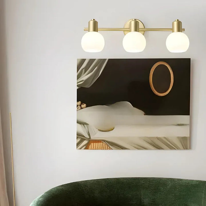 Applique murale salle de bain LED rotative en métal et verre, design moderne, éclairage efficace, finition élégante.