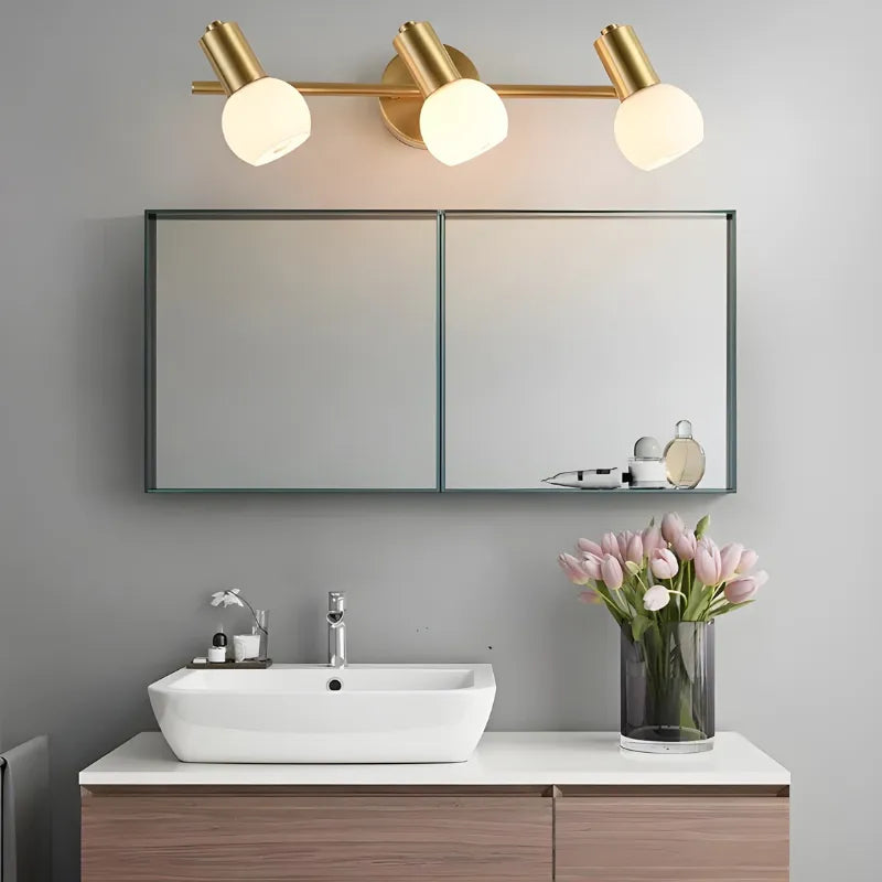 Applique murale salle de bain LED rotative en métal et verre, éclairage moderne et élégant pour espace humide.