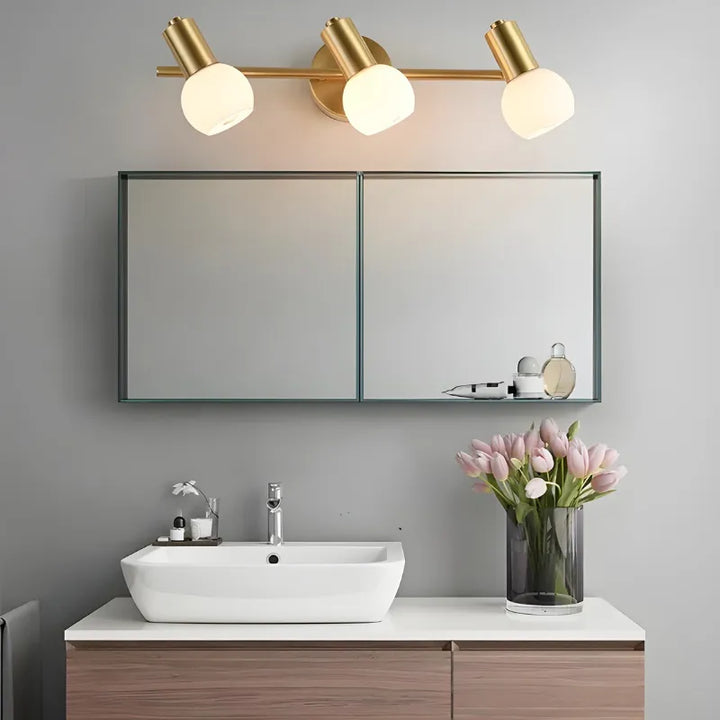 Applique murale salle de bain LED rotative en métal et verre, éclairage moderne et élégant pour espace humide.