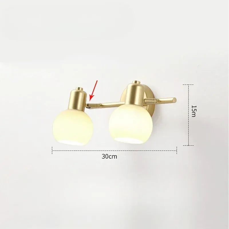 Applique murale salle de bain LED rotative en métal et verre, modèle B, couleurs ajustables, éclairage moderne et élégant.