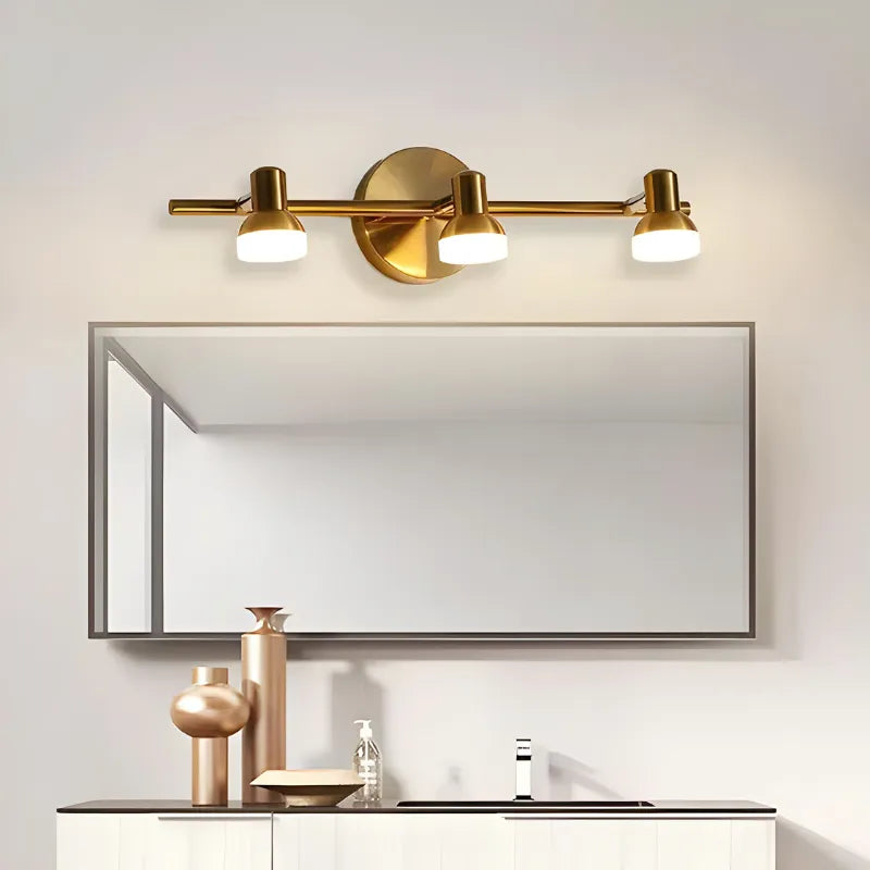 Applique murale salle de bain LED rotative moderne Luminaire Essenza avec trois têtes or et blanc naturel.
