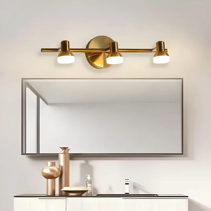 Applique murale salle de bain LED rotative moderne Luminaire Essenza avec trois têtes or et blanc naturel.