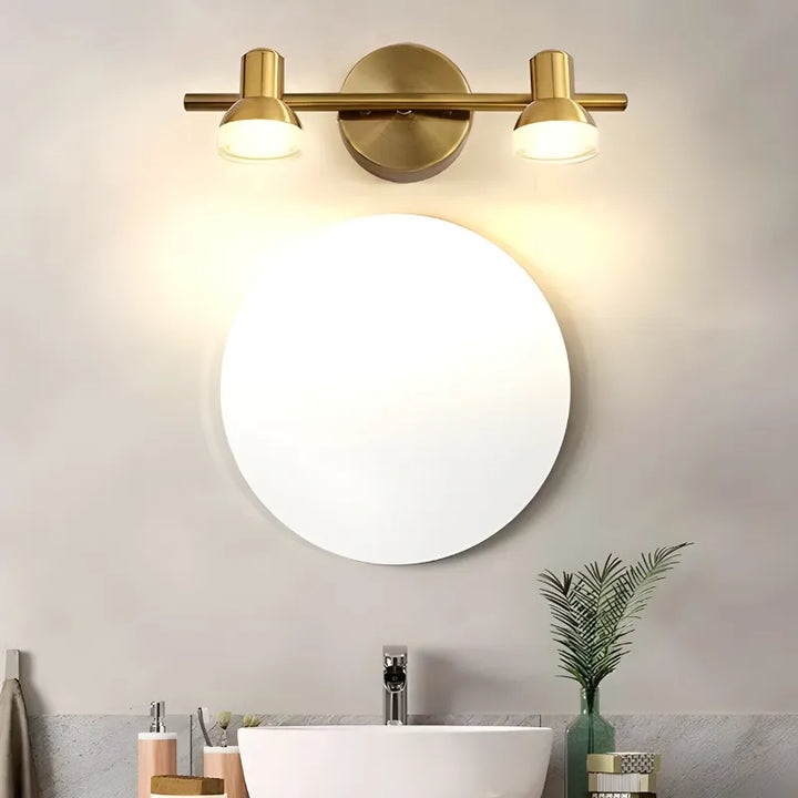 Applique murale salle de bain LED rotative moderne Luminaire Essenza avec trois têtes dorées et finition blanche naturelle.
