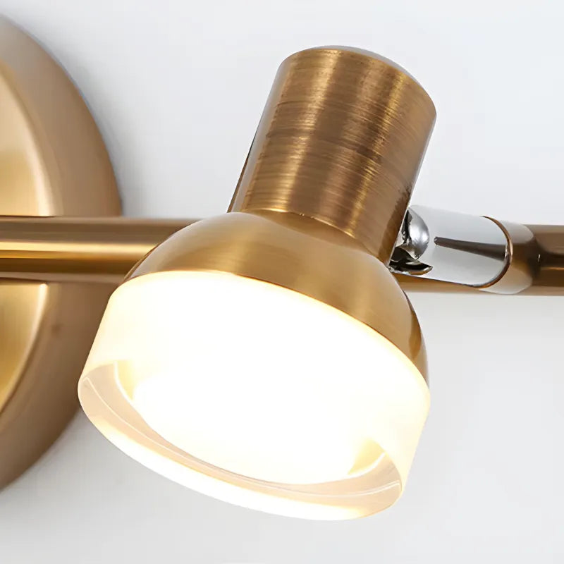 Applique murale salle de bain LED rotative moderne Luminaire Essenza avec trois têtes, finition or et blanc naturel.