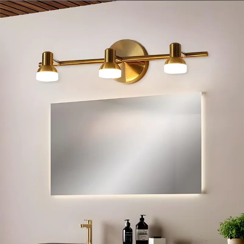 Applique murale salle de bain LED rotative moderne Luminaire Essenza avec trois têtes or et blanc naturel.