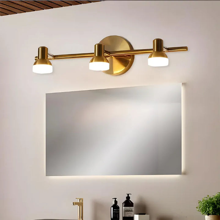 Applique murale salle de bain LED rotative moderne Luminaire Essenza avec trois têtes or et blanc naturel.