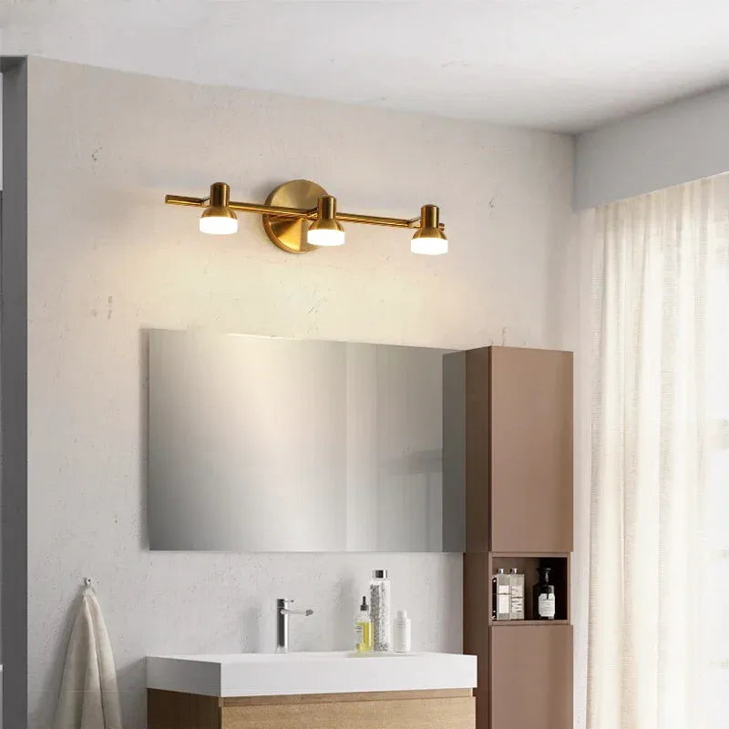 Applique murale salle de bain LED rotative moderne Luminaire Essenza avec trois têtes en or et blanc naturel.