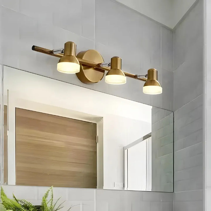 Applique murale LED rotative moderne pour salle de bain, Luminaire Essenza, design à trois têtes or et blanc naturel.
