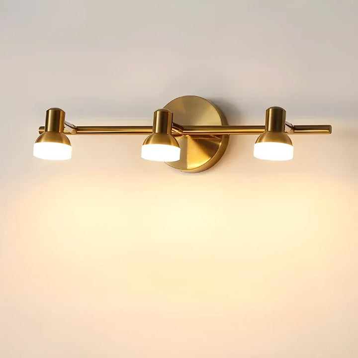 Applique murale salle de bain LED rotative moderne Luminaire Essenza avec trois têtes or et blanc naturel.