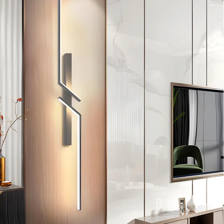 Applique murale moderne LED blanche et élégante pour salon, design minimaliste, 60 cm de Luminaire Essenza, éclairage chaud.