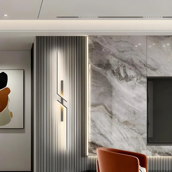 Applique murale moderne Luminaire Essenza pour salon, LED élégante, minimaliste, blanche chaud, 60 cm de long, côté gauche.