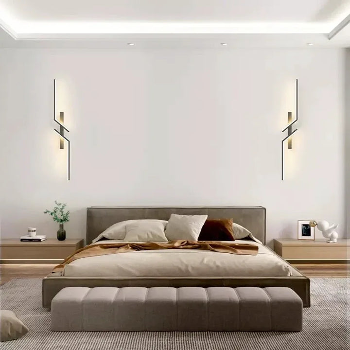 Applique murale moderne LED élégante et minimaliste pour salon, blanche chaude, longueur 60 cm, par Luminaire Essenza.